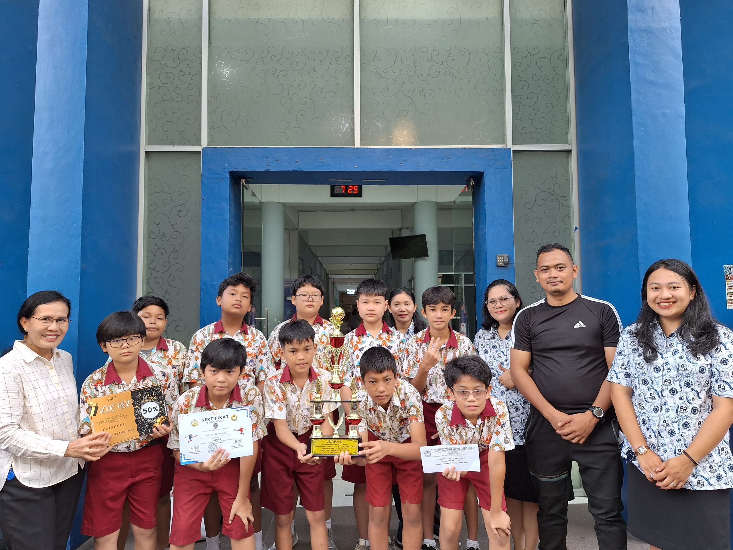 Penyerahan piala di sekolah Juara 2 Futsal